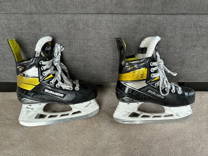 Used Bauer Regular Width Size 2.5 Supreme 3S Hockey Skates