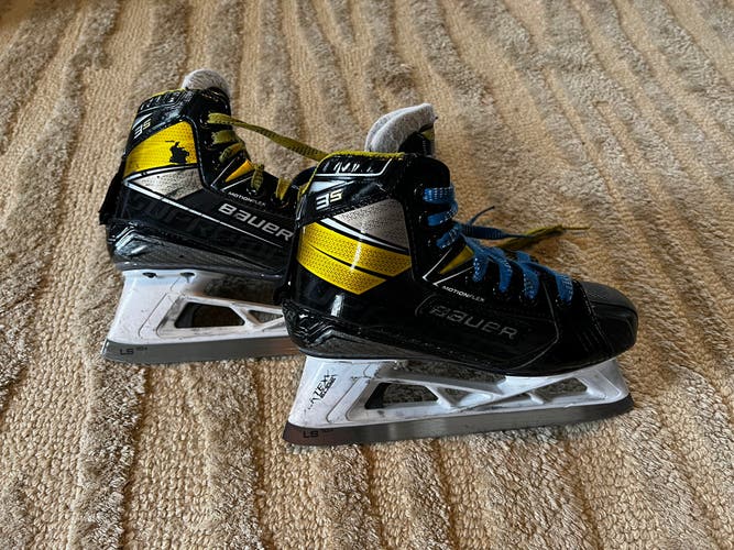 Used Junior Bauer Regular Width Size 2.5 Supreme 3S Hockey Goalie Skates
