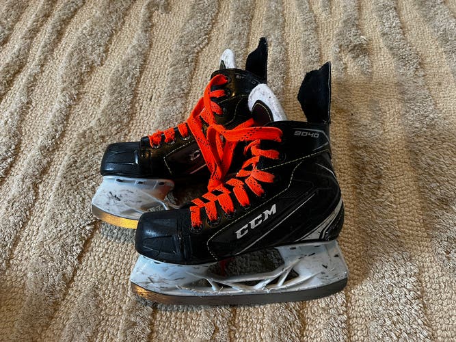 Used Junior CCM Regular Width Size 1 Tacks 9040 Hockey Skates