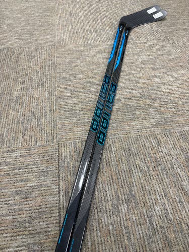 New Intermediate Bauer Right Handed P28 65 Flex Pro Stock Nexus E5 Pro Hockey Stick