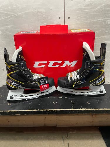 New Intermediate CCM Regular Width  6 Super Tacks AS3 Pro Hockey Skates