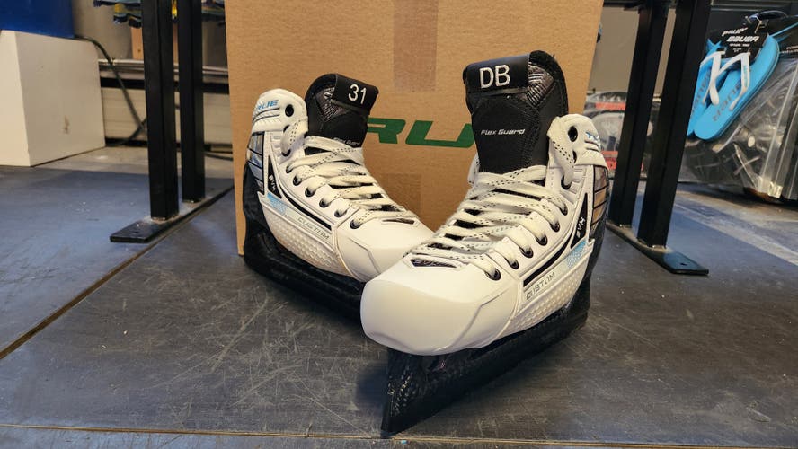 New Senior True SVH Pro Return 1 piece Size 6 Goalie Skate with Custom Tongues "32" "DB" [21010031]