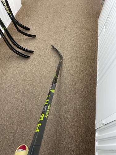New Bauer Right Handed P28 Ag5nt Hockey Stick