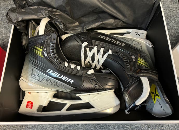 New Senior Bauer Regular Width 10.5 Vapor Hyperlite Hockey Skates