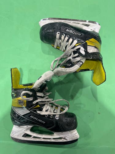 Used Junior Bauer Supreme 3S Hockey Skates Regular Width Size 3