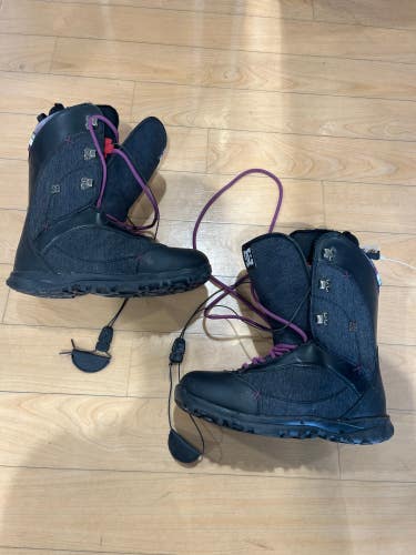 Used Size 10 Women's DC Karma 15 Snowboard Boots