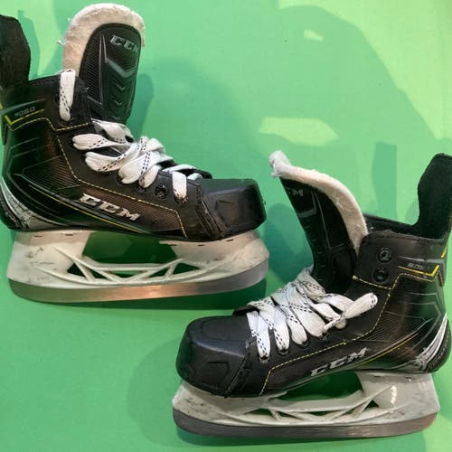 Used Junior CCM Tacks 9050 Hockey Skates Regular Width Size 3.5