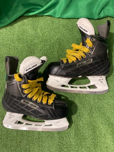 Used Junior Bauer Nexus 5000 Hockey Skates Regular Width Size 3.5