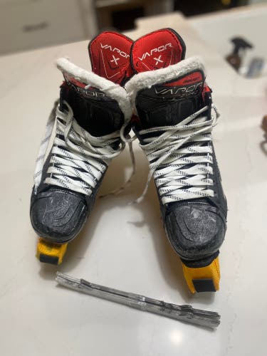 Used Junior Bauer Regular Width  Pro Stock Size 3 Vapor 3X Pro Hockey Skates