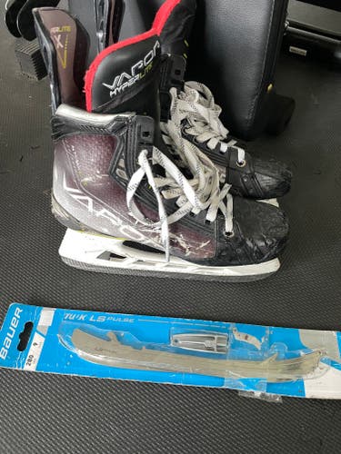 Senior Bauer Regular Width  8 Vapor Hyperlite Hockey Skates +  Extra Sets of Blades