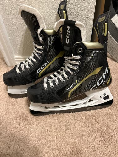 Used Intermediate CCM Size 6 Tapered AS-V Pro Hockey Skates