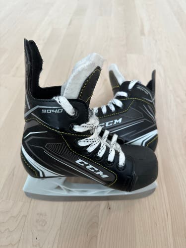 Youth CCM Tacks 9040 Hockey Skates - Size 11Y Regular - Lightly Used