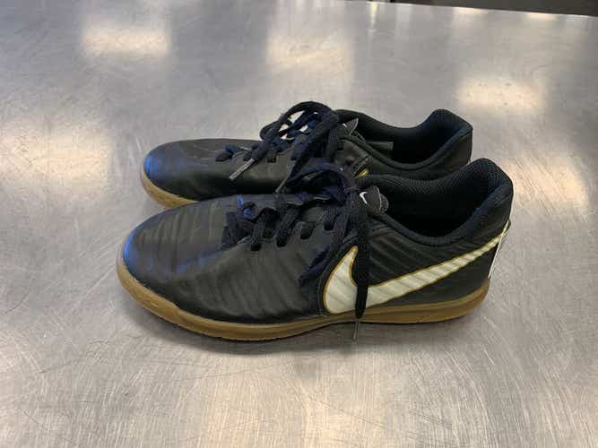 Used Nike Junior 02.5 Indoor Soccer Turf Shoes
