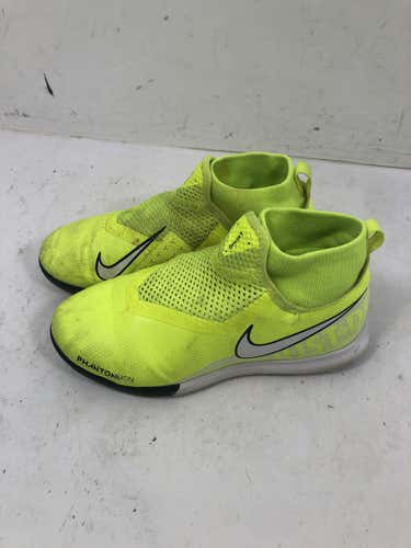 Used Nike Junior 02.5 Indoor Soccer Indoor Shoes