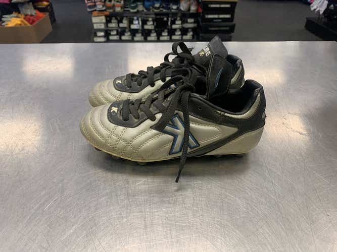 Used Junior 02.5 Cleat Soccer Outdoor Cleats
