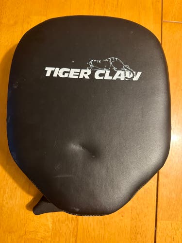 MMA Tiger claw Vinyl focus mitt