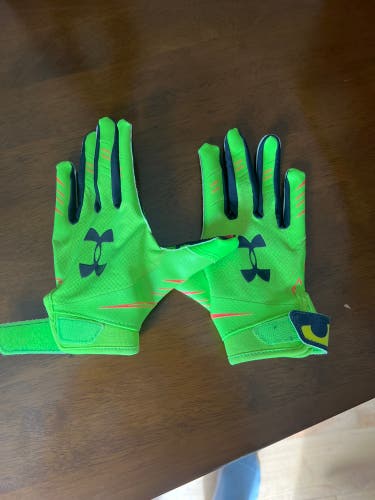 Green Used Medium Under Armour F5 Gloves