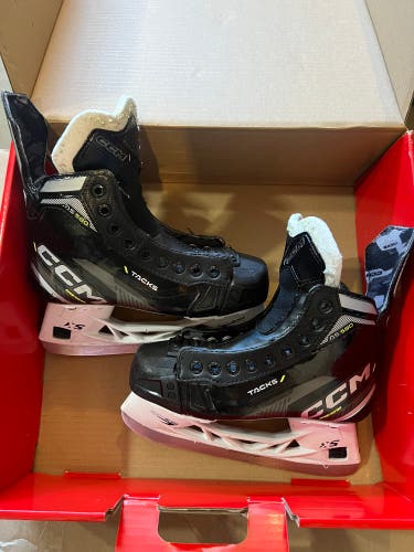 Used Junior CCM Regular Width  Size 3 AS-580 Hockey Skates