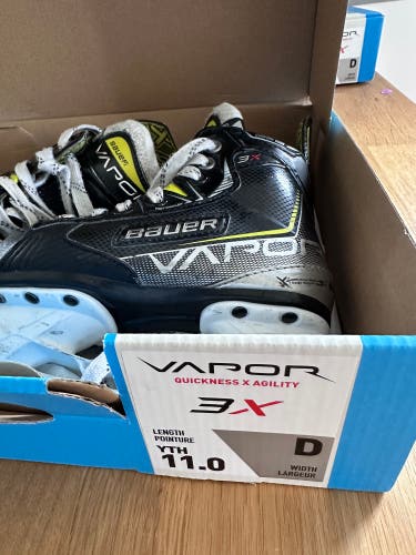 Used Youth Bauer Regular Width 11 Vapor 3X Hockey Skates