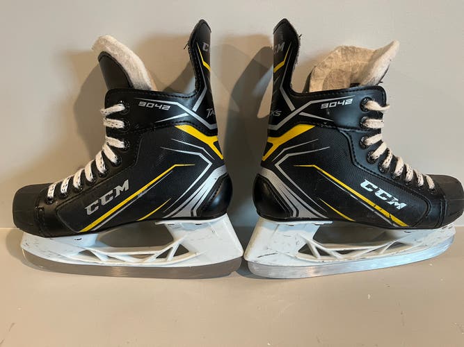 Used Junior CCM Regular Width  Size 2 Tacks 9042 Hockey Skates