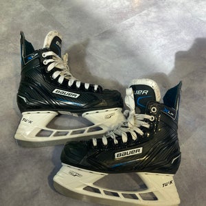 Used Intermediate Bauer XLP Hockey Skates Regular Width Size 6