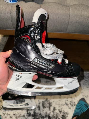 Like New Junior Bauer Regular Width  Size 1.5 Vapor X800 Hockey Skates