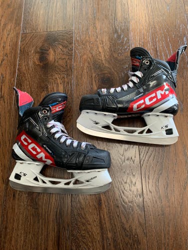Used Intermediate CCM  Jetspeed Control Intermediate Hockey Skates  Regular Width Size 5.5