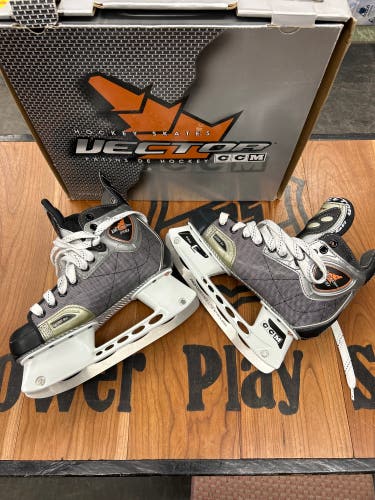 CCM Vector ProTacks Hockey Skates FREE extra set of blades Size 4.5