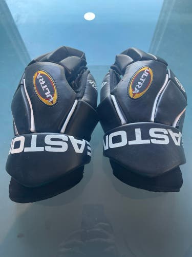 14.5” Sr. Easton Ultra Hockey Gloves - Black