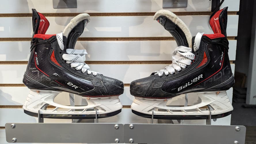 Used Bauer Vapor 3X Pro Hockey Skates, Size 4.5 Fit 2, 2 sets of blades.