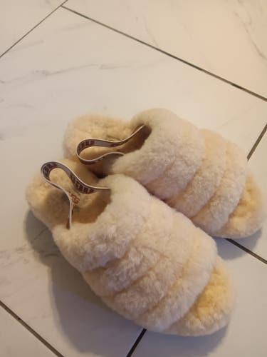 New (Women's 9.0) Ugg oh yeah slippers