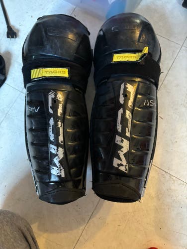 Bundle hockey gloves and shin pad ccm size 12 in