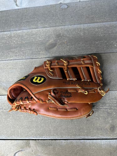 Vintage  “The A2000” XLO Wilson RHT Baseball Glove Made In Japan 12.5”