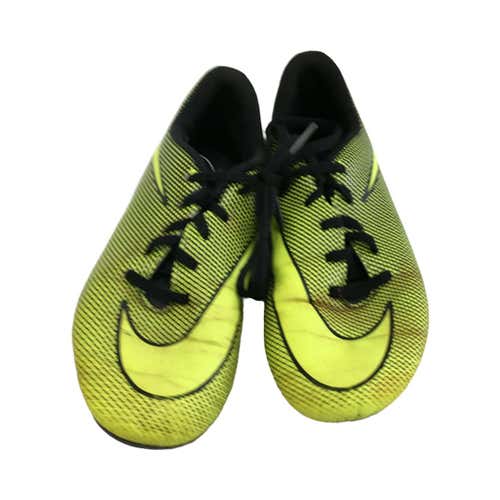 Used Nike Bravata Junior 04.5 Cleat Soccer Outdoor Cleats