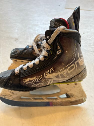 Bauer Vapor hyperlite hockey skates Size 5, Fit 1