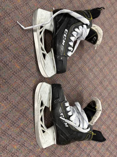 Used Junior CCM Size 3 Tacks 9350 Hockey Skates