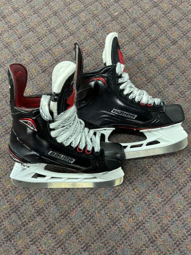 New Intermediate Bauer Regular Width  Size 4 Vapor 1X Hockey Skates