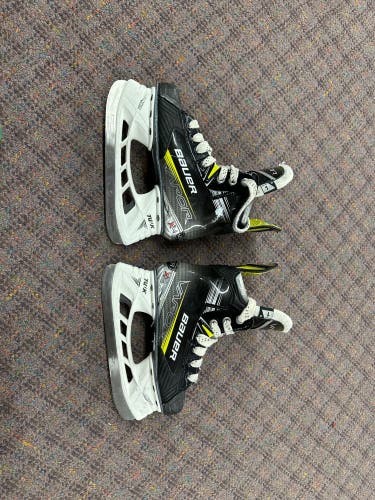 Used Junior Bauer Regular Width  Size 1 Vapor X4.0 Hockey Skates