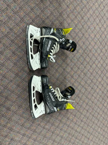 Used Junior Bauer Supreme Ignite 2.0 Hockey Skates
