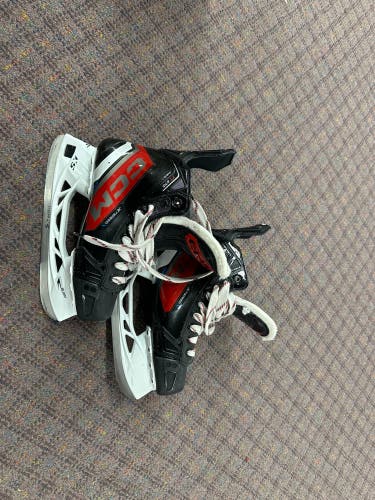 Used Intermediate CCM Wide Width  Size 5.5 JetSpeed FT670 Hockey Skates