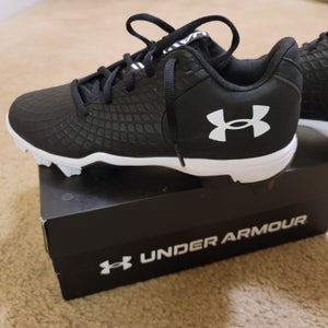 Black New (Women's 8.5) Low Top Molded Cleats