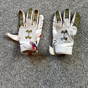 White Used Adult Under Armour Gloves