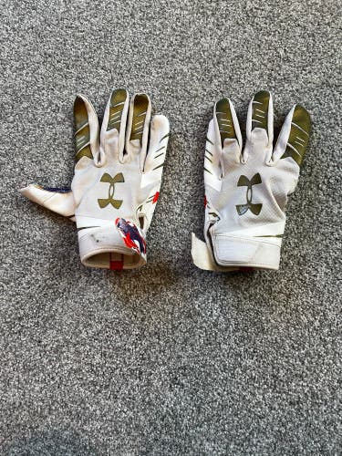 White Used Adult Under Armour Gloves