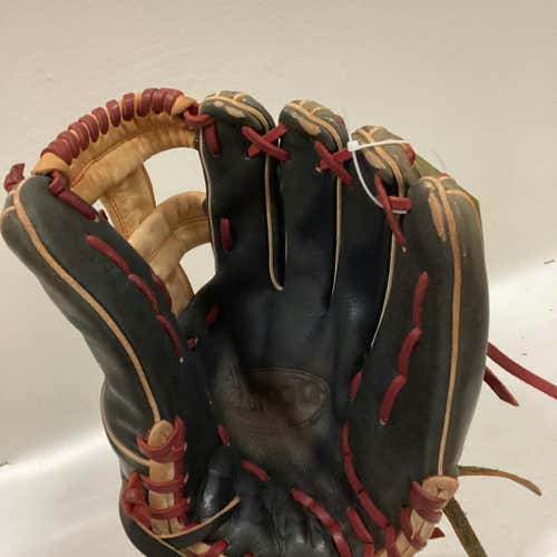 Used Wilson A2000 1975 11 3 4" Fielders Gloves