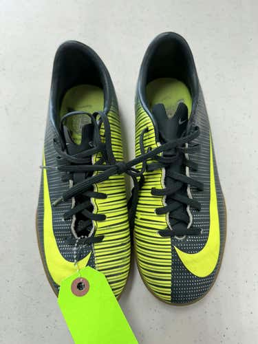 Used Nike Youth 06.5 Indoor Soccer Indoor Cleats