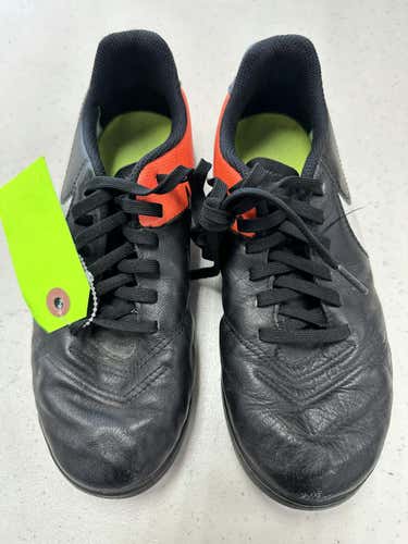 Used Nike Junior 04.5 Indoor Soccer Shoes