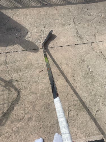Used Senior Bauer Right Handed P92 Vapor Hyperlite 2 Hockey Stick