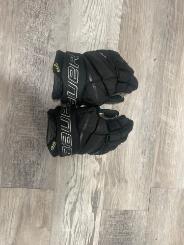 Used Bauer 11" Vapor Hyperlite Gloves