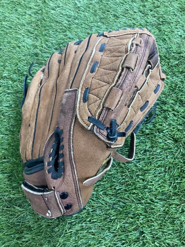 Brown Used Wilson A440 Right Hand Throw Pitcher's Softball Glove 12.5"