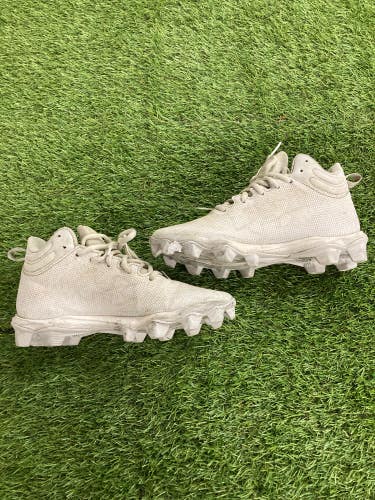 White Used Size 5.5 Kid's Under Armour Baseball Cleats